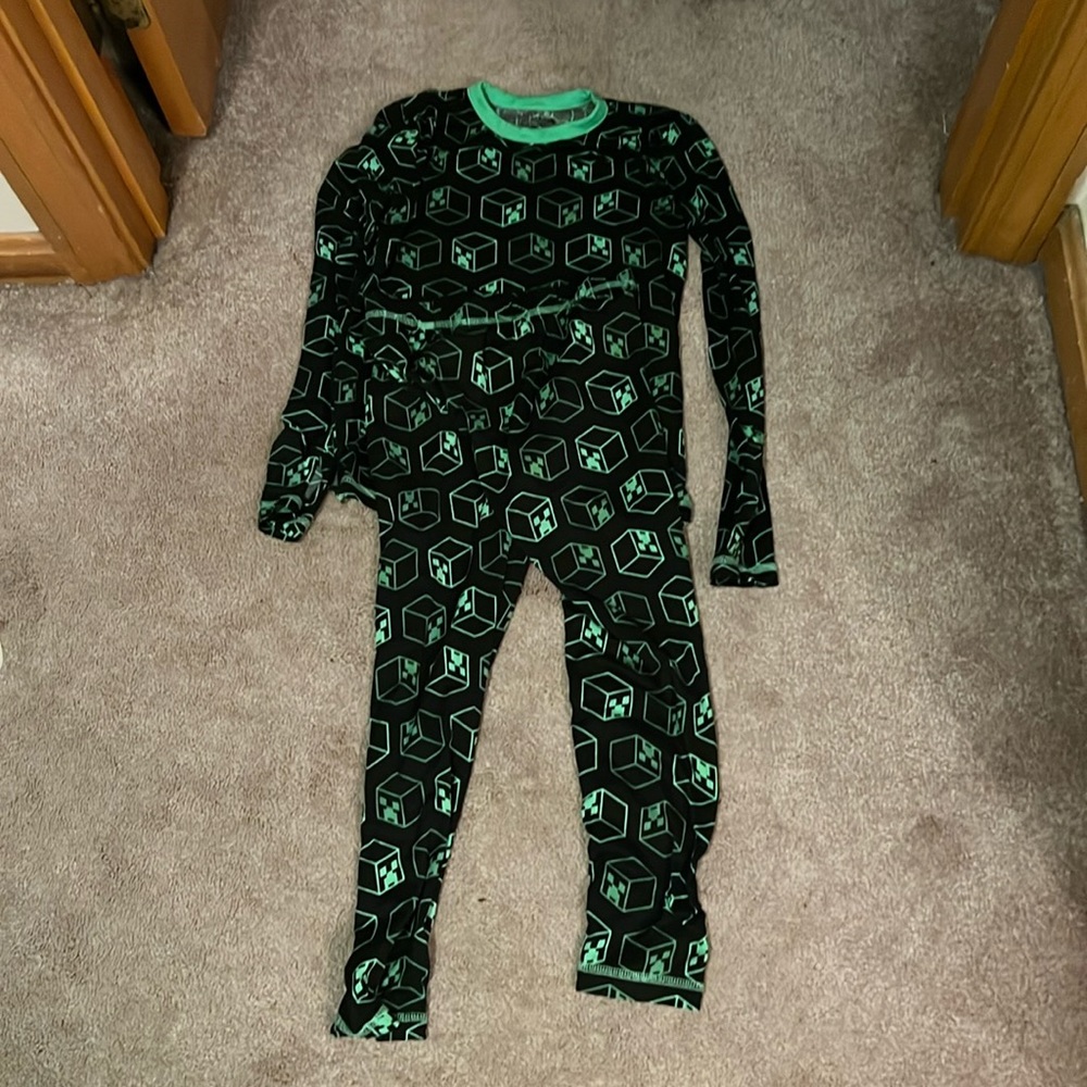 Minecraft PJs very comfortable barely worn black and green size M